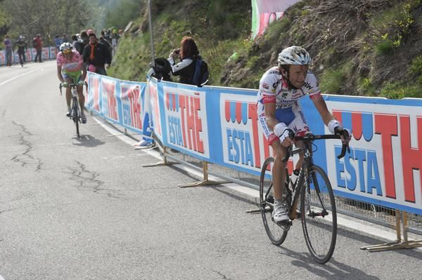 Scarponi attacks the pink jersey near the finish