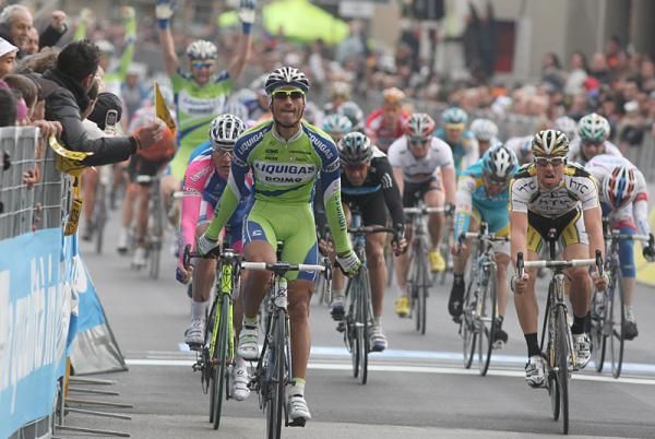 Daniele Bennati (Liquigas-Doimo) sprints to a stage win.