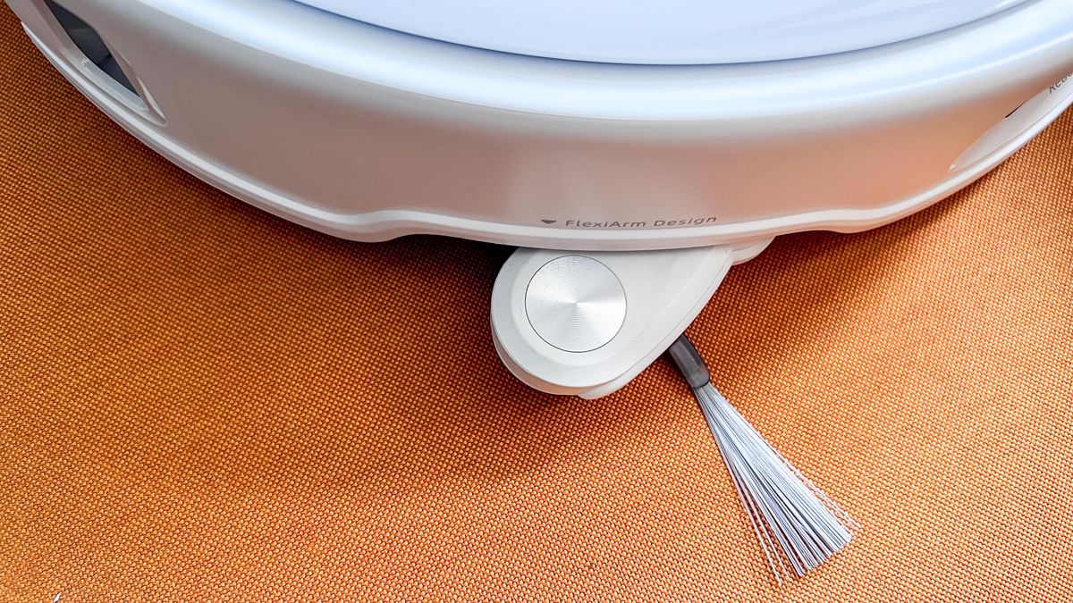The FlexiArm side brush on the Roborock Qrevo Edge