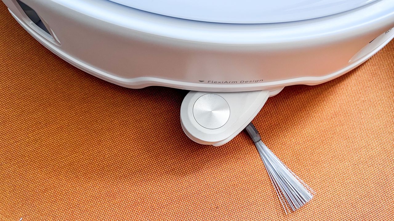 The FlexiArm side brush on the Roborock Qrevo Edge