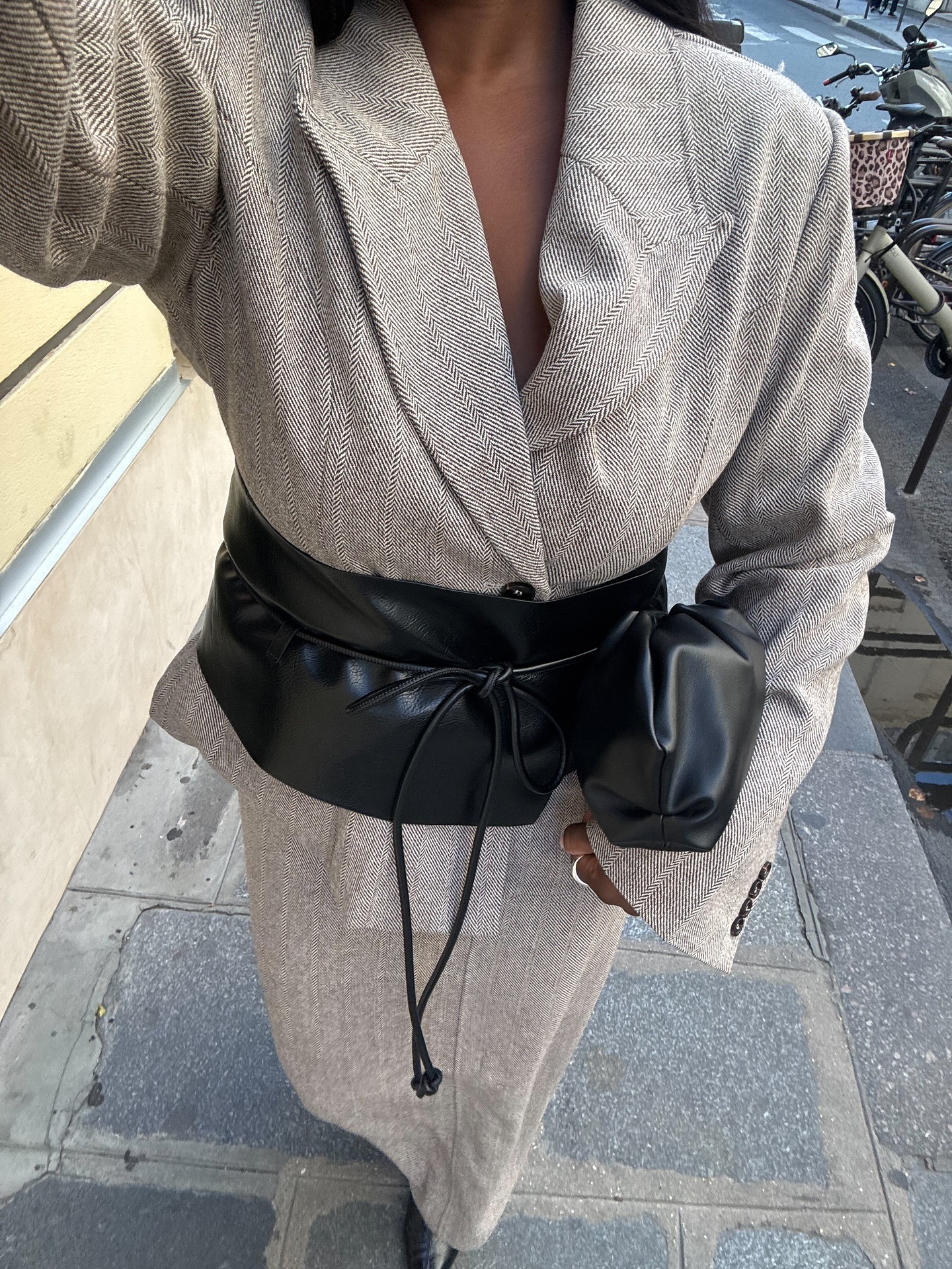 Fashion person Nnennae Chem @nnennaechem wears a blazer trend 2026. She wears a belted blazer.