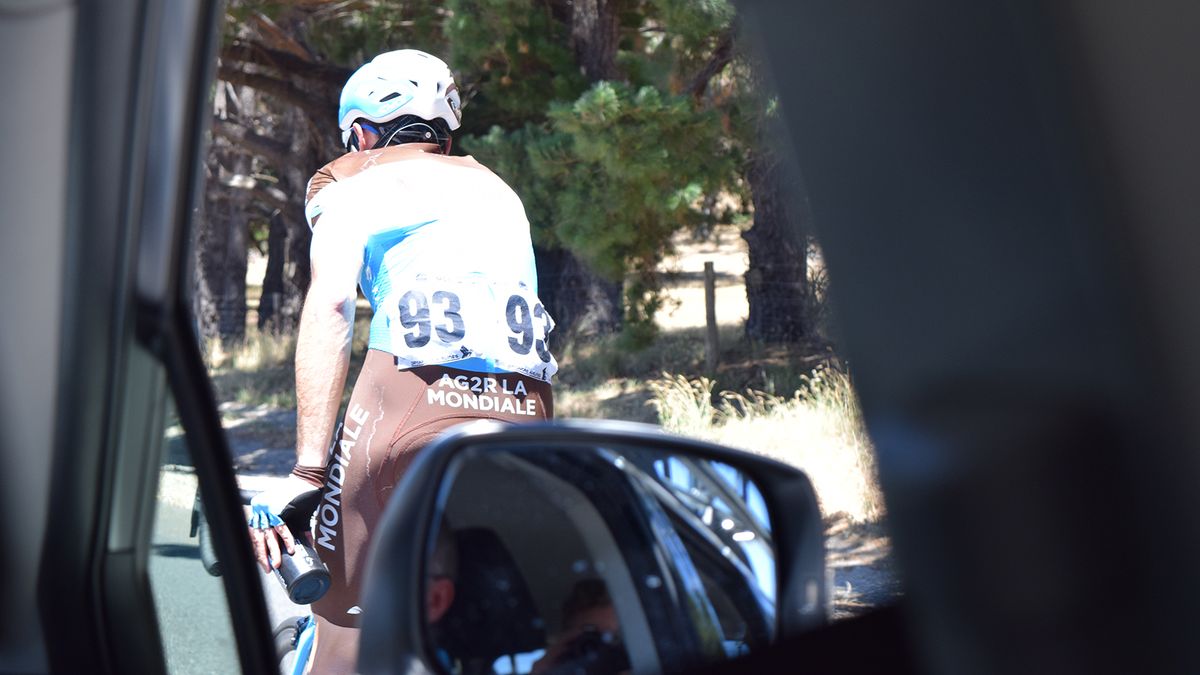 Matteo Montaguti heads back into the race following a nature break