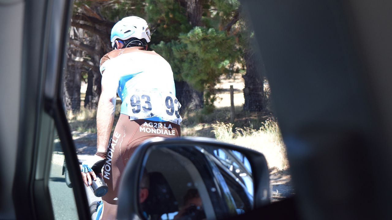 Matteo Montaguti heads back into the race following a nature break