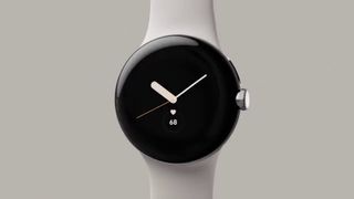 En vit Google Pixel Watch visas upp mot en vit bakgrund, med fokus på urtavlan i svart.