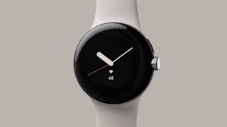 Valkoinen Google Pixel Watch beigeä taustaa vasten