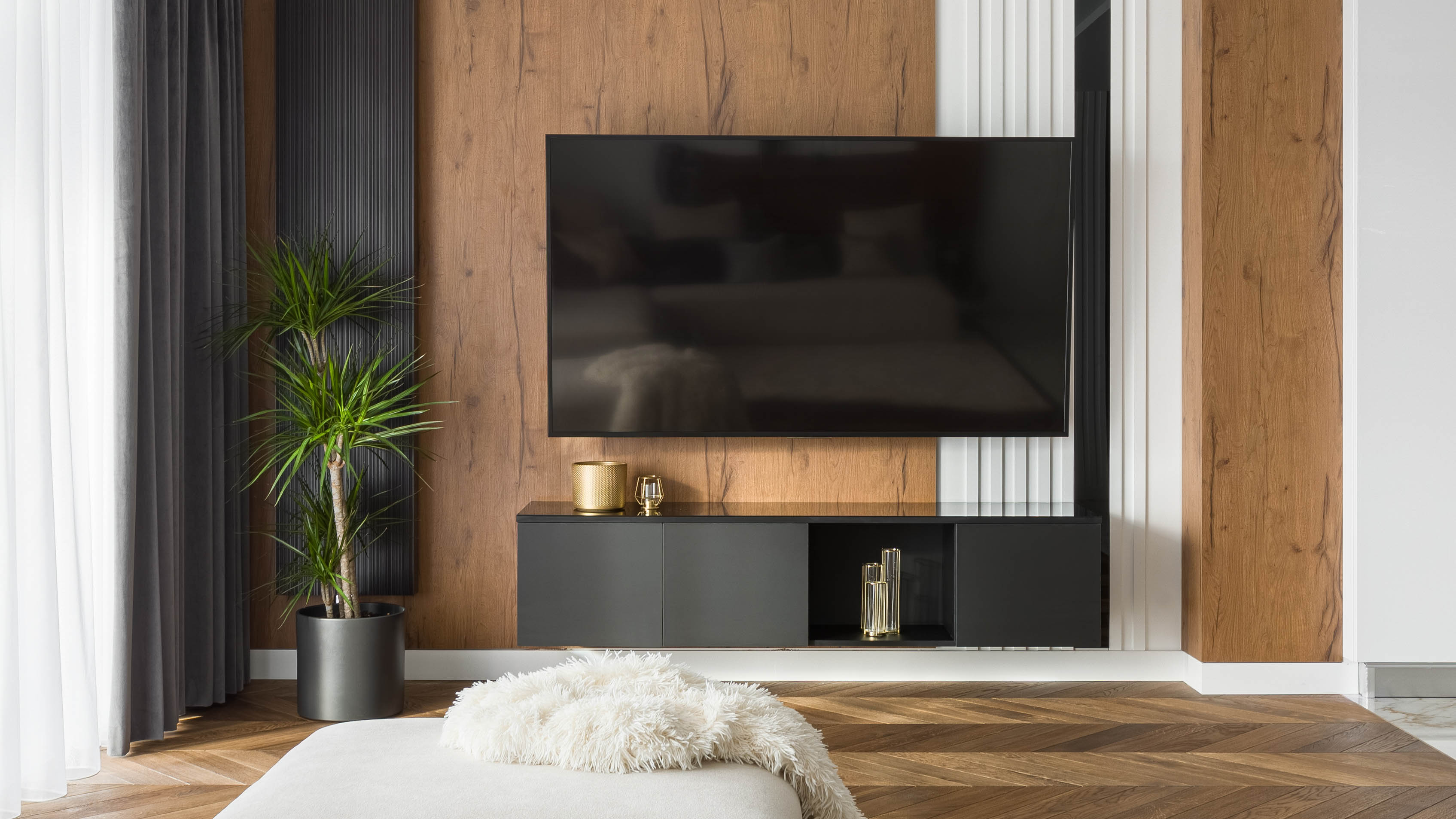 Телевизор на стене с деревянными панелями