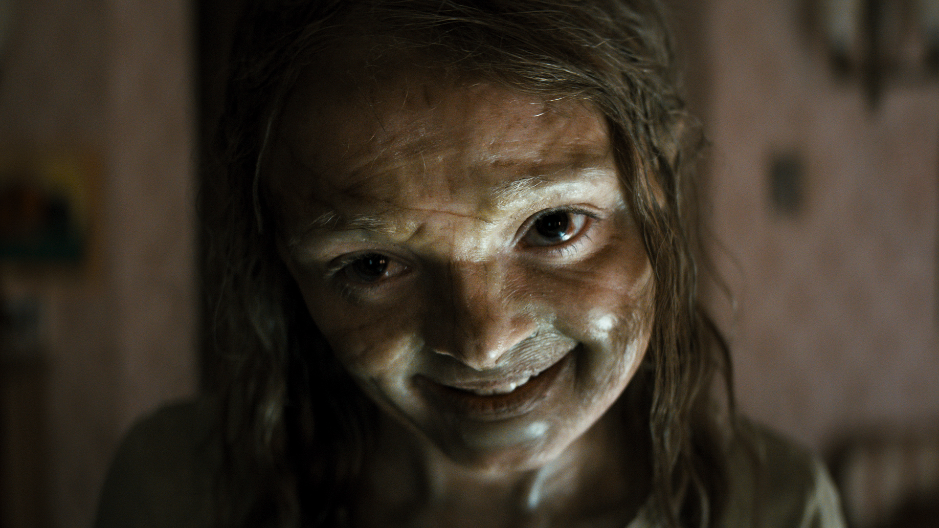 A possessed Katie smiling menacingly in Lee Cronin's The Mummy
