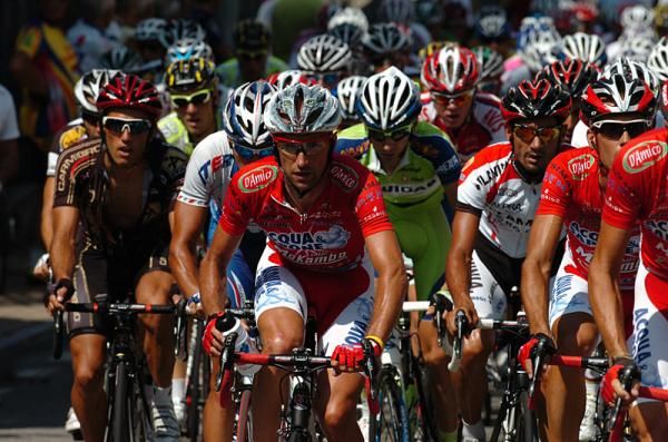 Stefano Garzelli (Acqua &amp; Sapone - Caffe Mokambo) in the peloton.