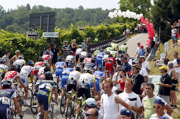 The peloton climbs the wall, the Ca' del Poggio