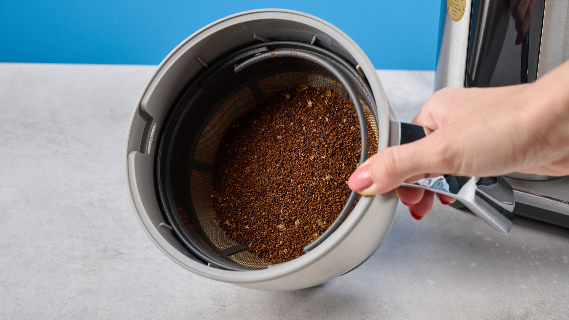 the breville luxe brewer (sage luxe brewer in the UK) thermal carafe version with a silver metal carafe and filter basket and removable plastic water tank showing the range of filter baskets and paper filters with a dial to control brew
