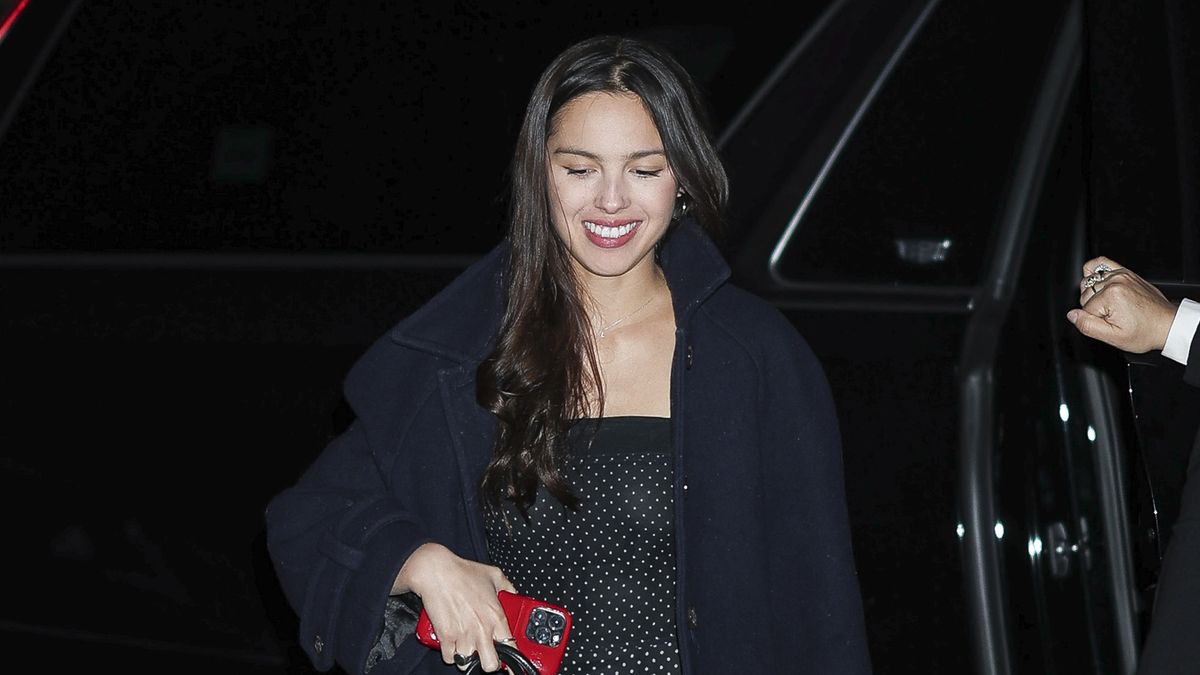 Olivia Rodrigo rehausse sa robe à pois avec le sac Miu Miu préféré de Hailey Bieber