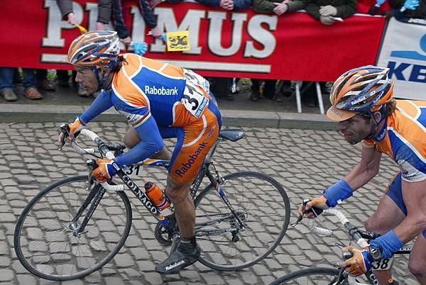 Oscar Freire Gomez (Rabobank) flanked by team-mate Bram Tankink.