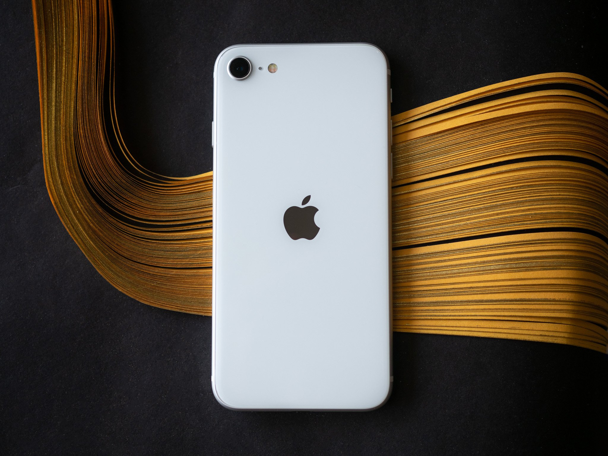 Đánh giá iPhone SE 2020 là sự kết hợp hoàn hảo giữa thiết kế đẹp mắt, hiệu năng mạnh mẽ và giá cả hợp lý. Hãy xem hình ảnh để cảm nhận rõ hơn về chiếc điện thoại này.