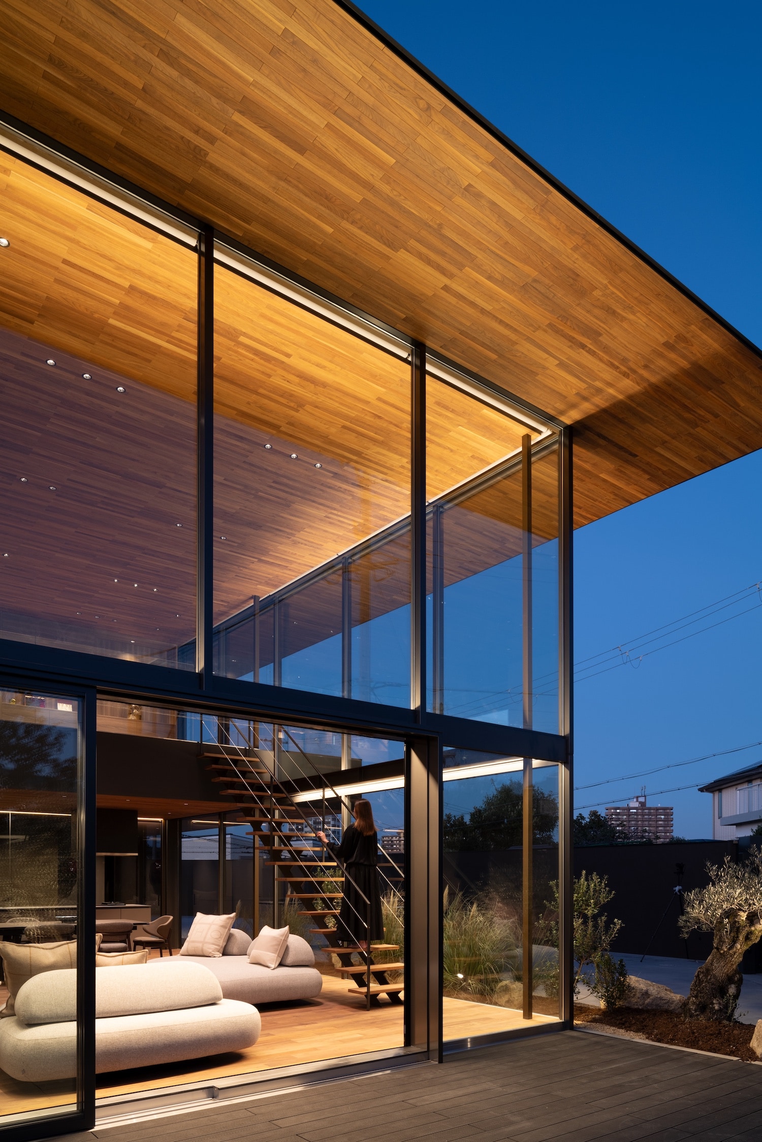 an Osaka house by apollo architects &amp;amp; associates featuring a dramatic roof and double height interiors