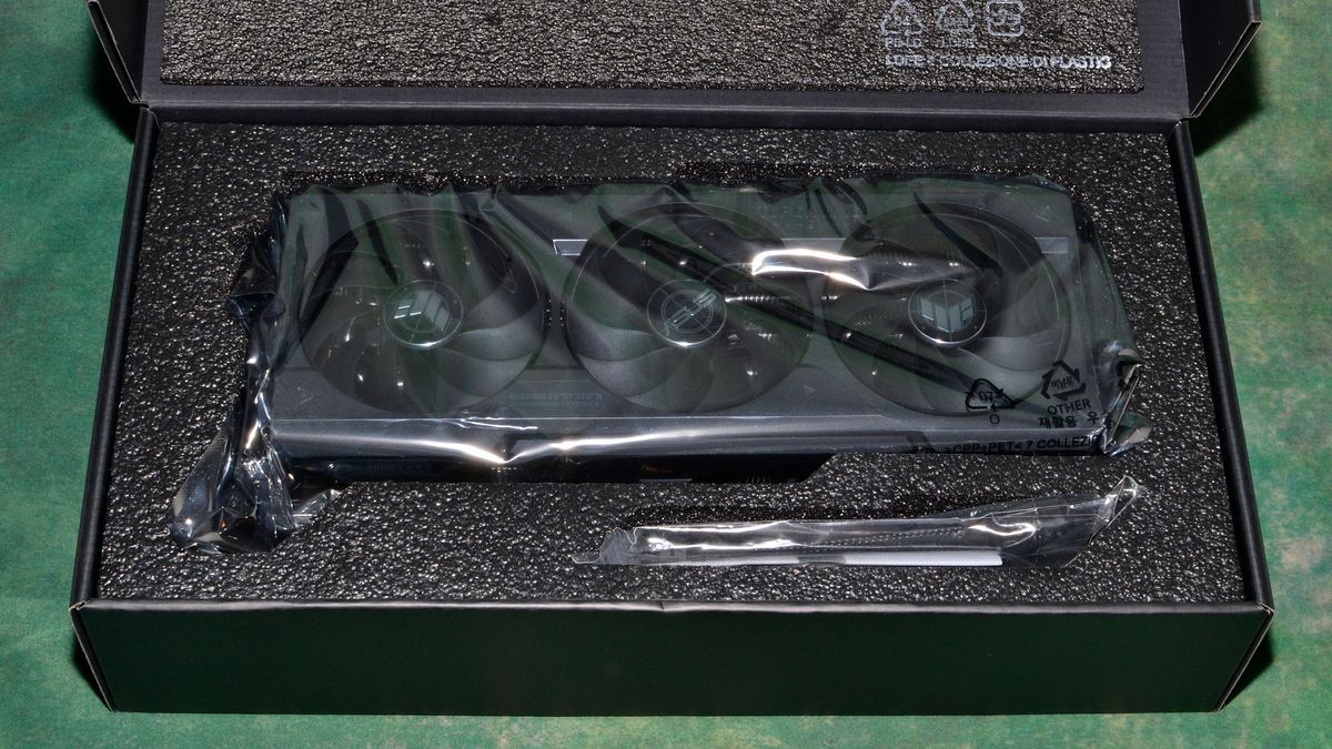 Asus RTX 4070 Ti Super TUF Gaming card photos and unboxing