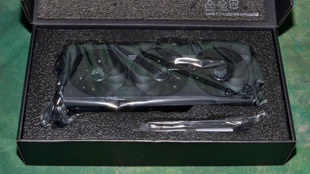 Asus RTX 4070 Ti Super TUF Gaming card photos and unboxing