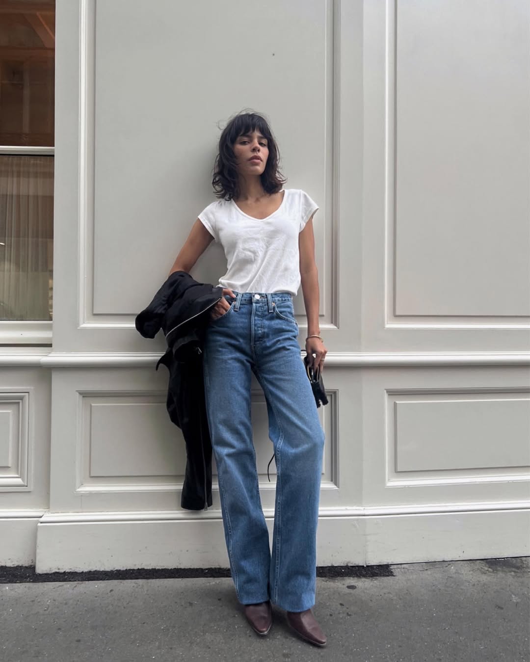 Jen Ceballos usando jeans e camisa branca.