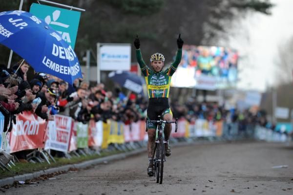 Sven Nys (Landbouwkrediet) celebrates his victory in Leuven.