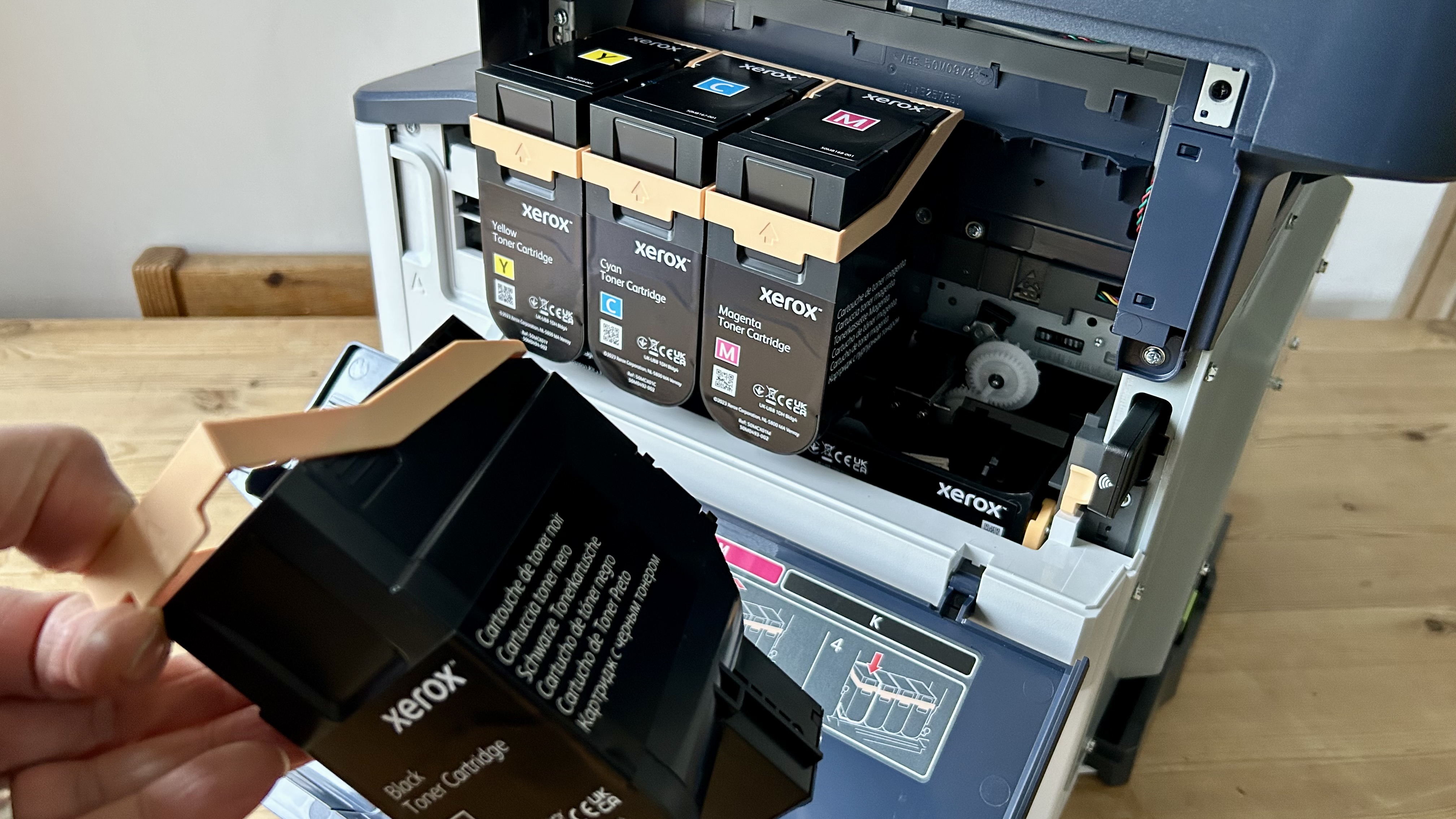 Impressora a laser Xerox C325 em um escritório doméstico em nossos testes