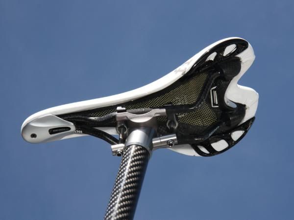 fi'zi:k provides riders with several options for its saddle models. In this case, Tejay Van Garderen (HTC-Highroad) has chosen the TwinFlex carbon shell and braided carbon fiber rails