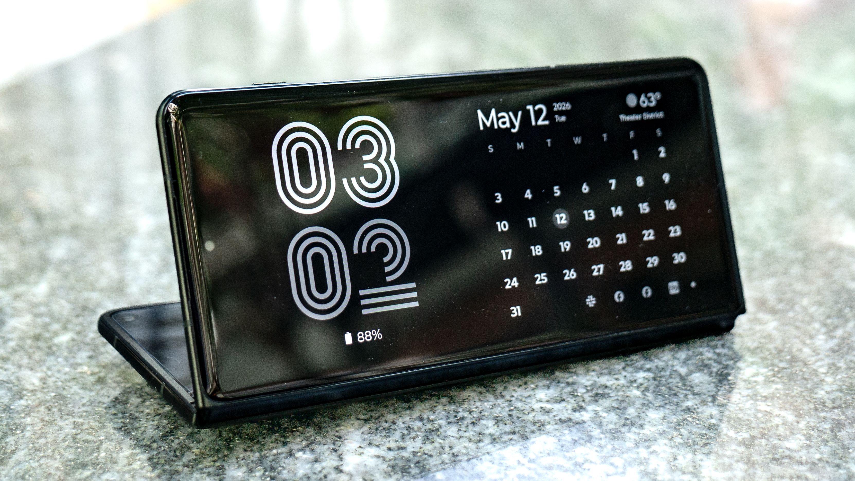 Motorola Razr Fold running desk mode.