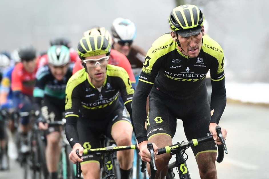 Roman Kreuziger leads the front of the bunch for Simon Yates