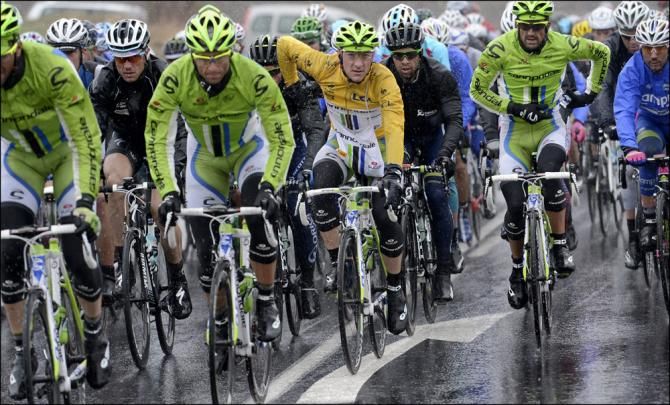 Lunch time for race leader Elia Viviani (Cannondale)