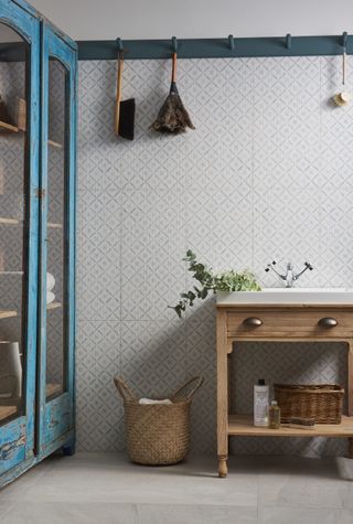 kitchen room with printed tiled walls and kitchen shelves