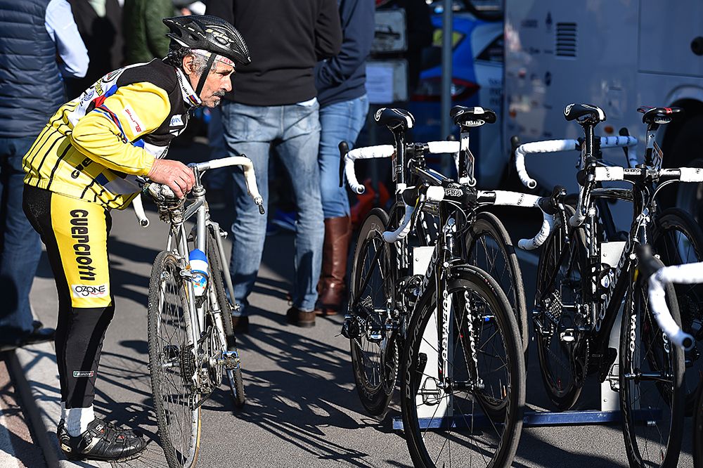 A fan takes a look at the pro bikes