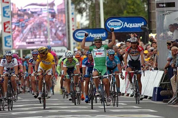Robbie McEwen (Davitamon-Lotto) crosses the line to win