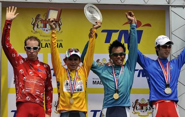 Peter McDonald (Drapac Porsche - polka dot jersey), Jose Rujano (ISD - Neri - yellow jersey), Anuar Manan (Geumsan Ginseng Asia - green jersey), Hyo Suk Gong (Seoul Cycling Team - blue jersey)