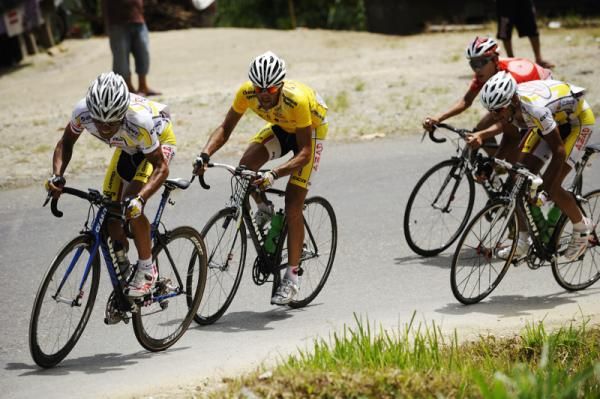 Zargari Amir(Azad Univ) still in a front group with his team mate