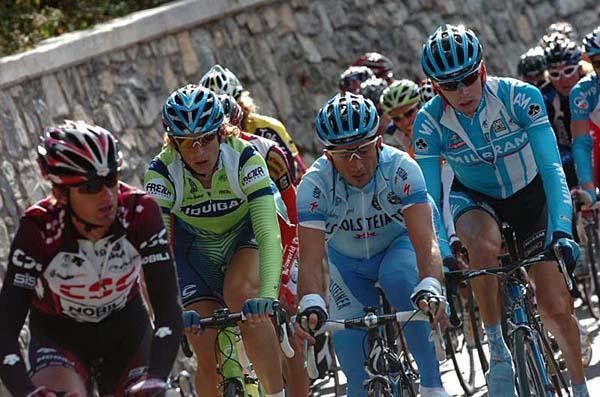 The favourites didn't leave each other out of sight. While Liquigas' Pozzato still has his green arm warmers, Rebellin (Gerolsteiner) has his rolled down already.