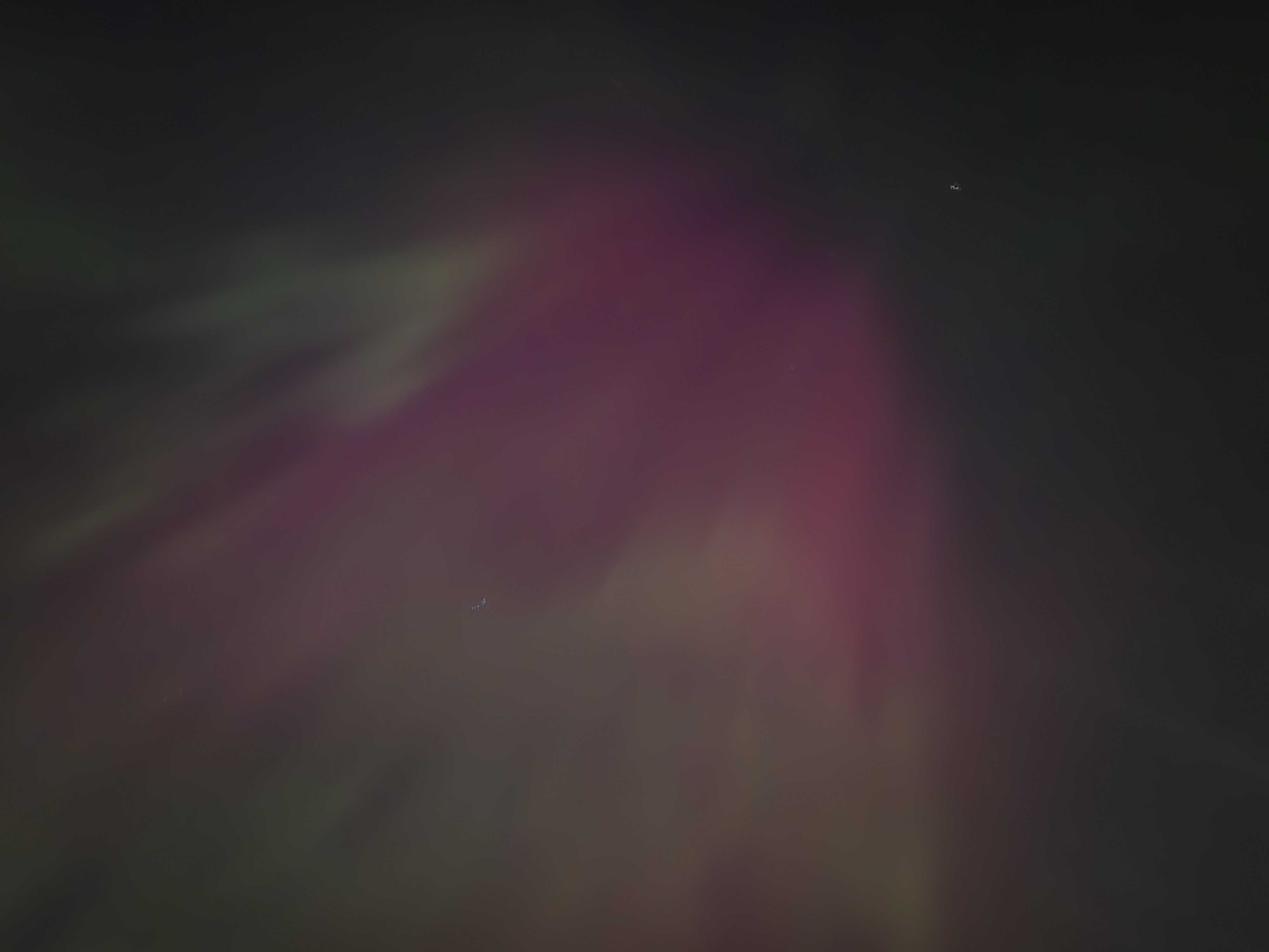 Uma foto da aurora boreal no céu noturno