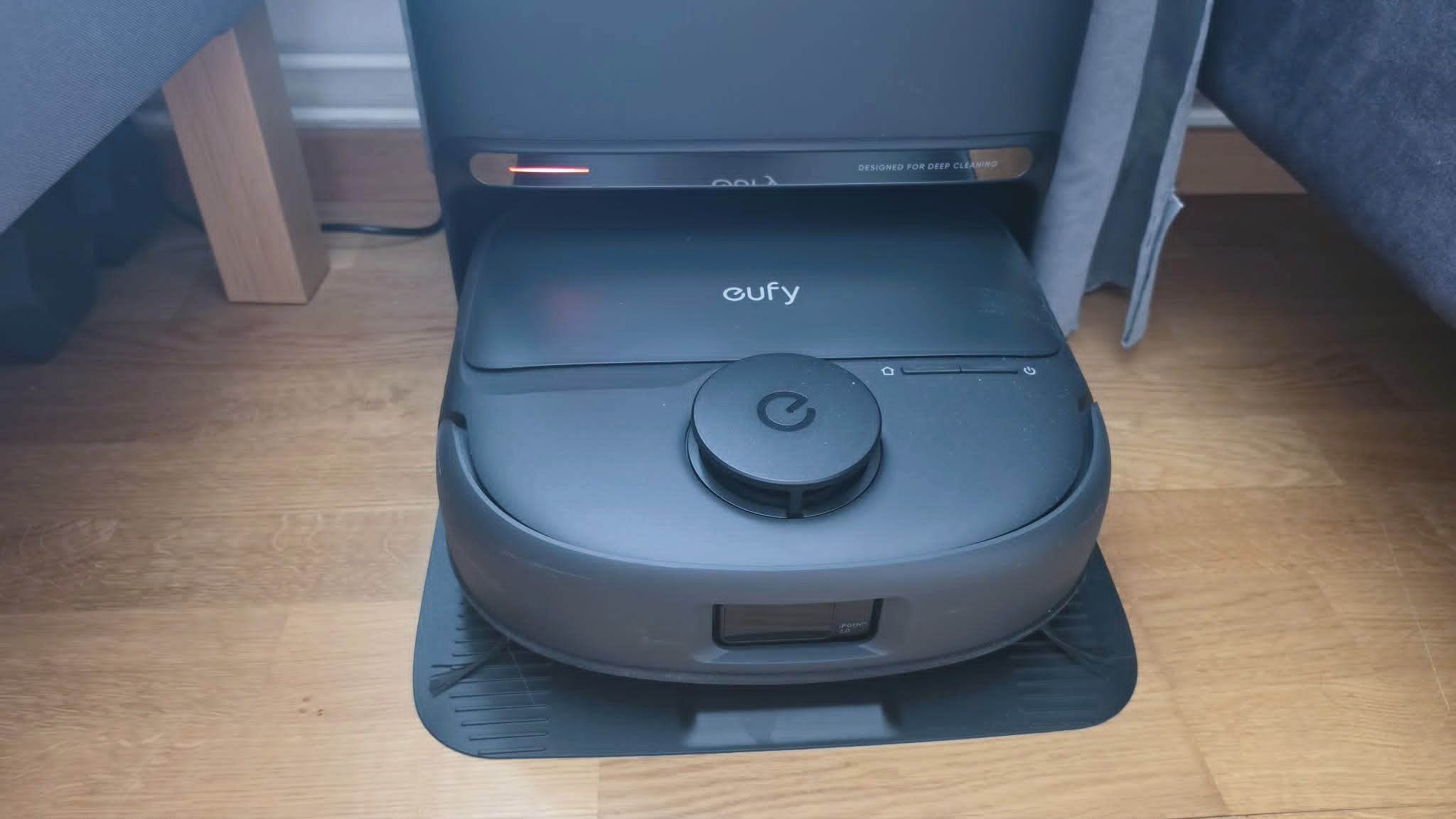 Eufy C28 i sin laddstation.