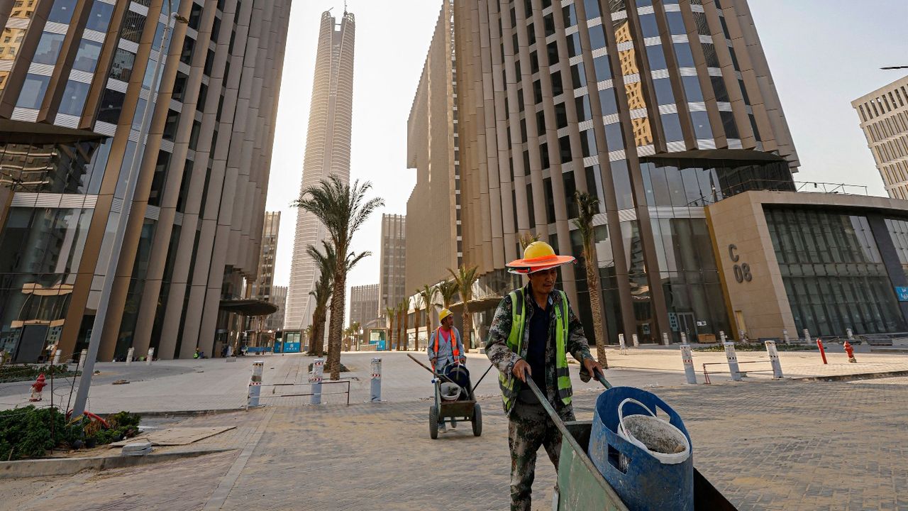 A Chinese worker in the new city