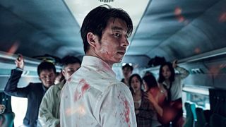 Bästa skräckfilmer: En bild från Train to Busan med en man som står i ett tåg.