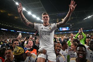 LONDON, ENGLAND - JUNE 1: Toni Kroos of Real Madrid celebrate with teammates after winning the UEFA Champions League 2023/24 final match between Borussia Dortmund v Real Madrid CF at Wembley Stadium on June 1, 2024 in London, England.(Photo by Sebastian Frej/MB Media/Getty Images)