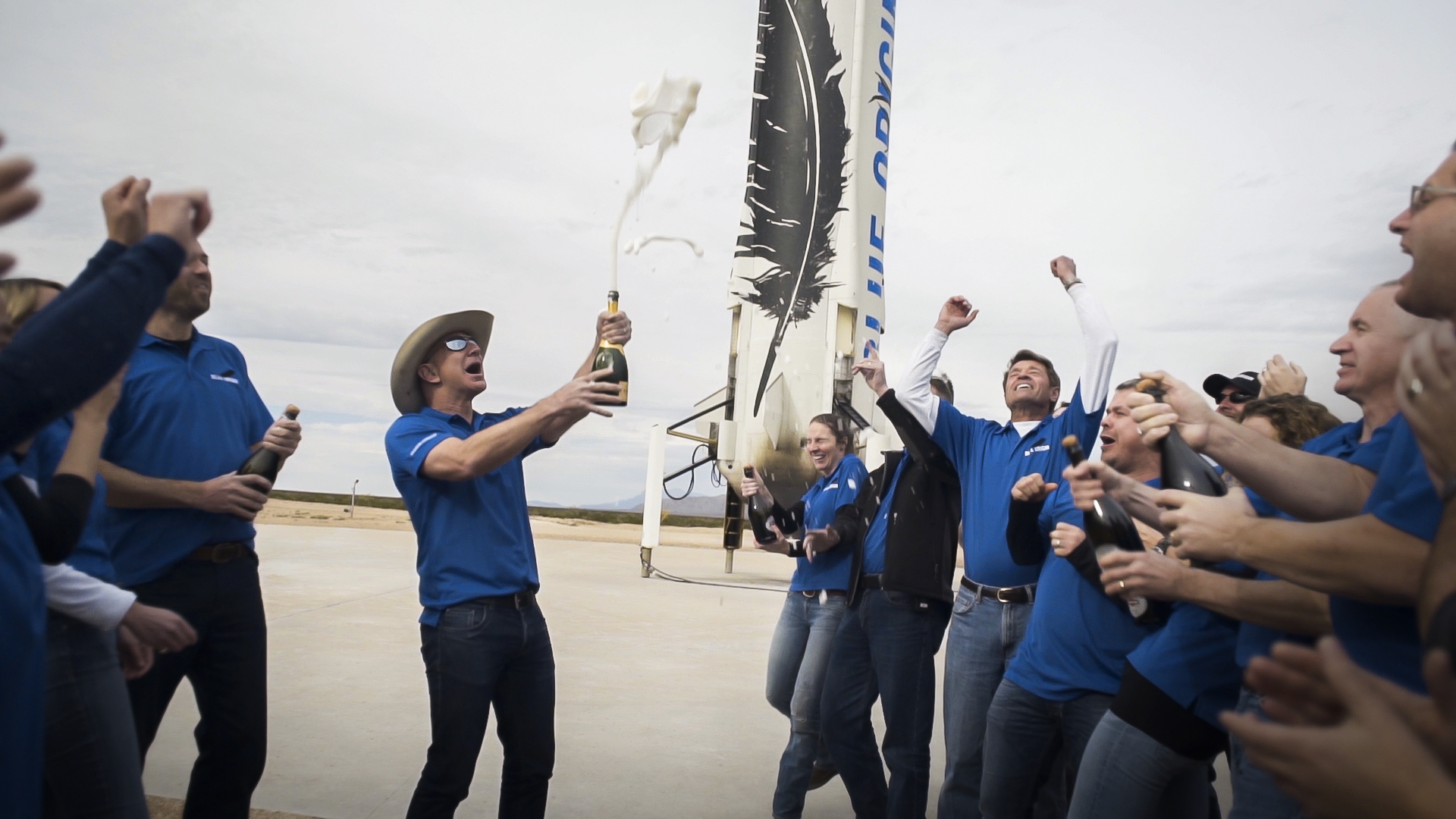 Jeff Bezos i pracownicy Blue Origin świętują udane lądowanie rakiety New Shepard.