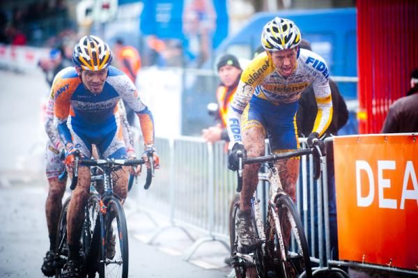 Tom Meeusen puts the pressure on Aernouts