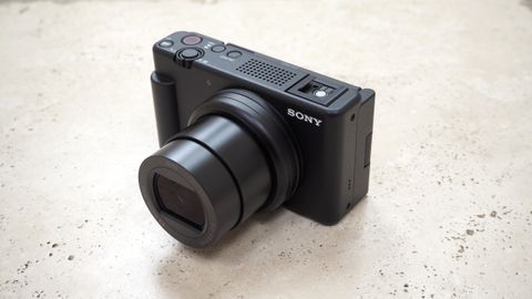 Caméra Sony ZV-1 II sur une table en marbre 