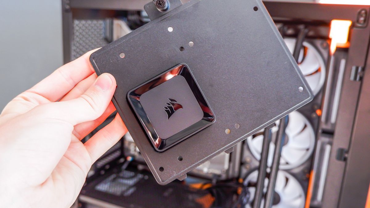 A PC build using mostly Corsair parts and its iCUE Link system for controlling and monitoring various components.