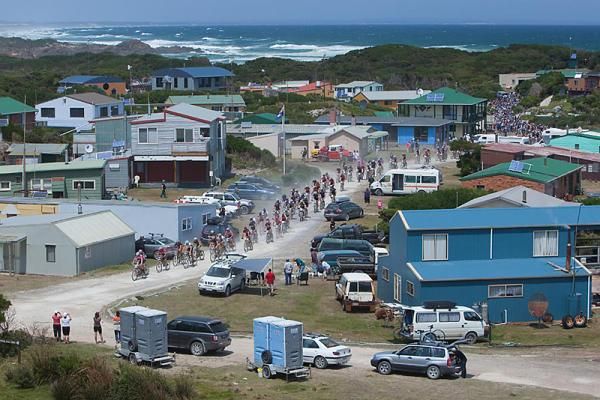 The peloton races off together.