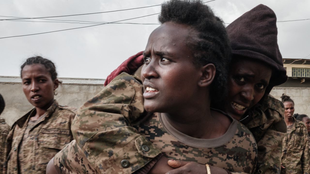 Captured Ethiopian troops arrive at the Mekele Rehabilitation Center 