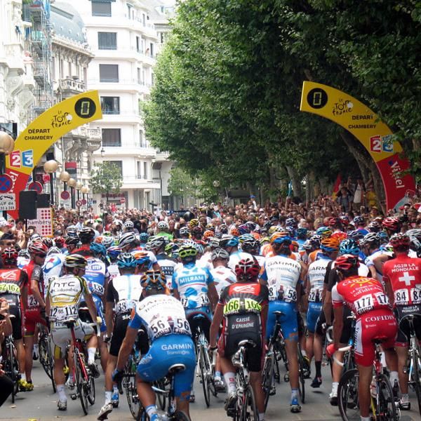 The peloton awaits the start of stage 10.