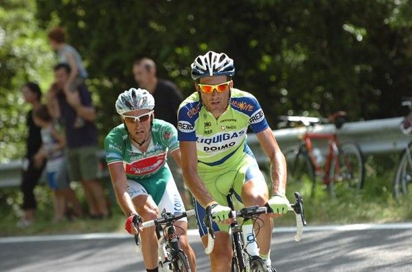 Ivan Basso (Liquigas) tried to attack drawing Stefano Garzelli (Acqua e Sapone) along. It didn't work in the end.