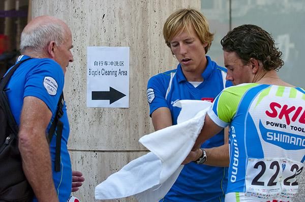 It's also an area for rider cleaning as Skil Shimano's Kenny Van Hummel is cleaned up in Wenchang.