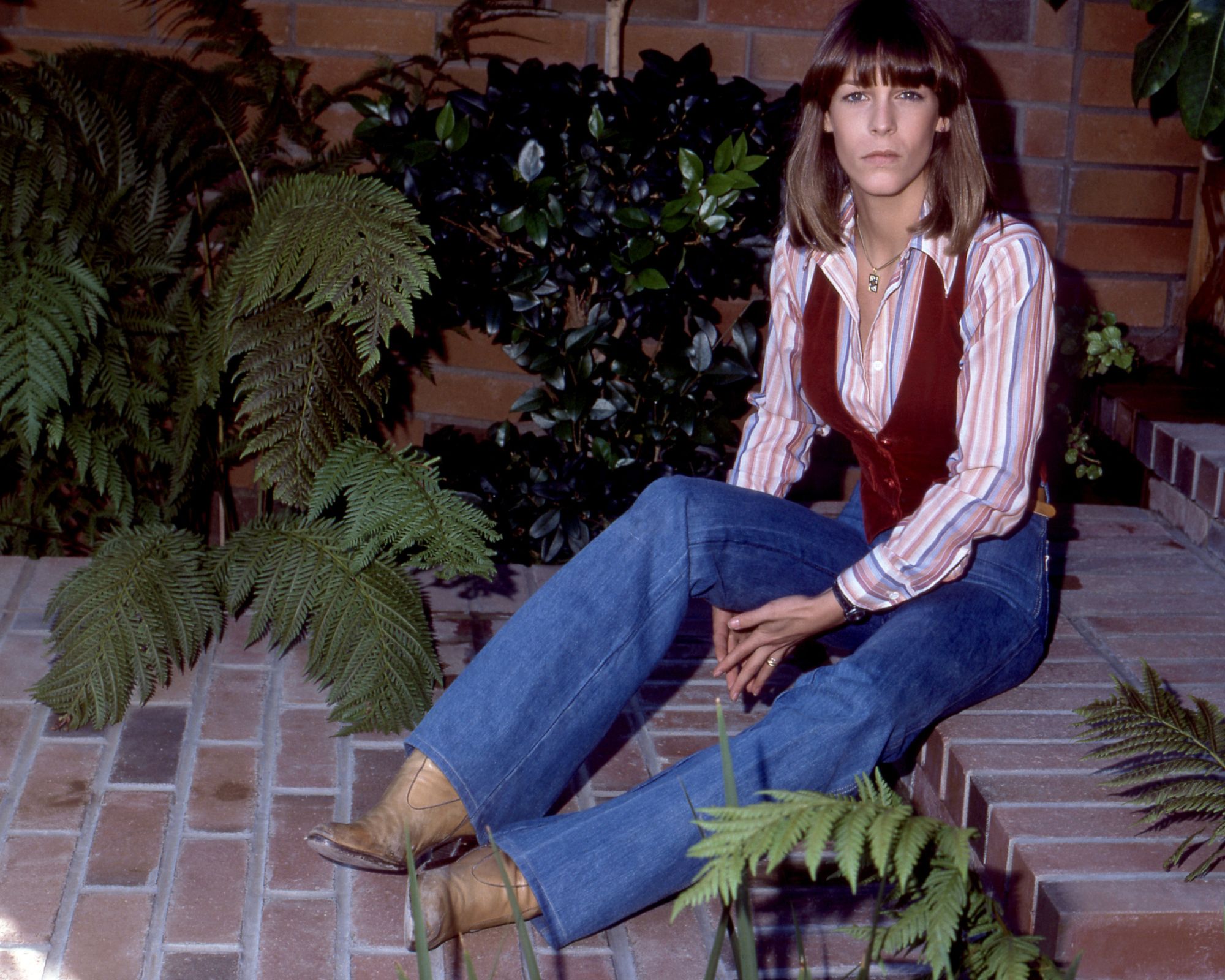 jamie lee curtis in her yard in the 70s