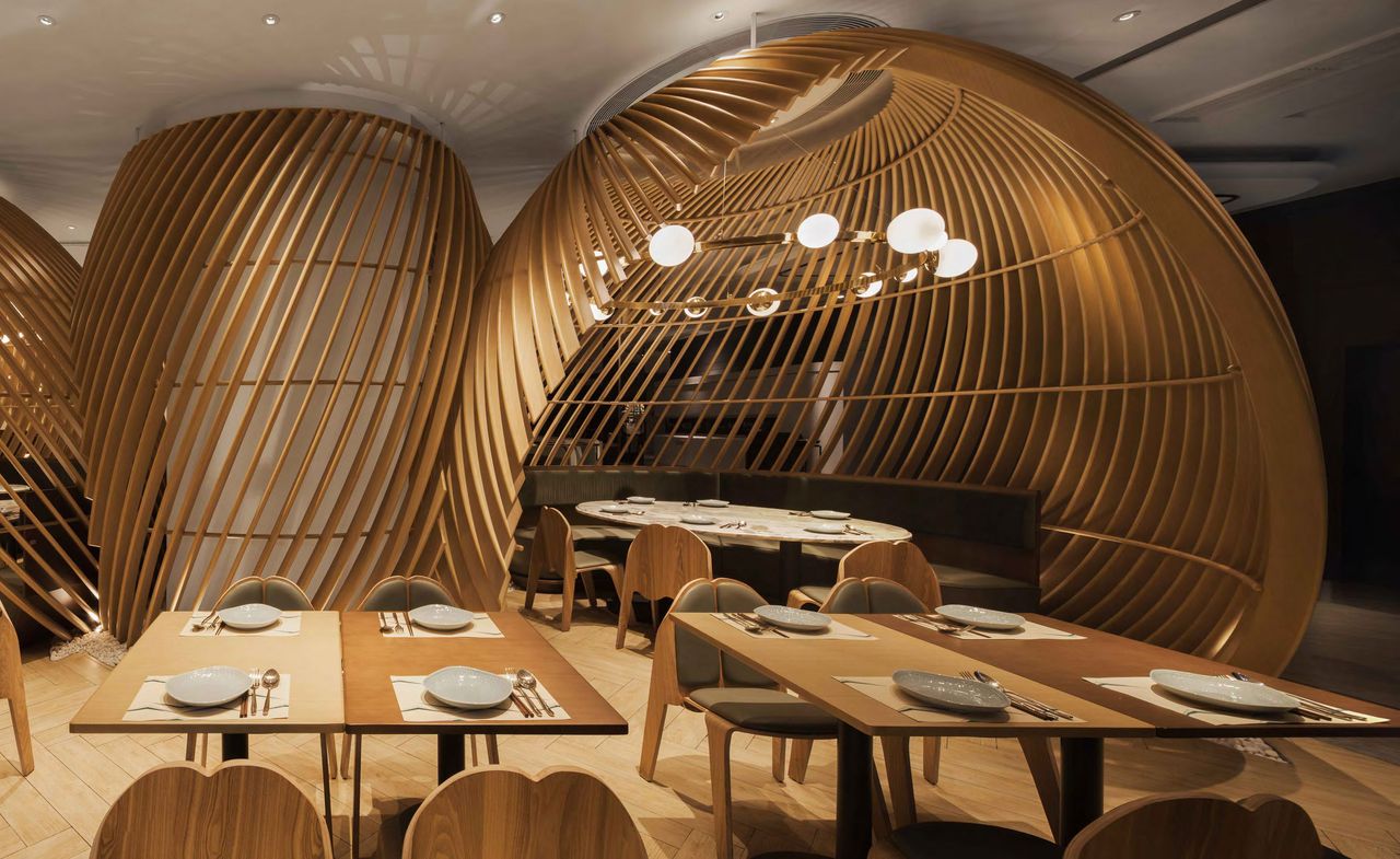 An image of the dining table at Chateh and Sungai Wang restaurant in Hong Kong.