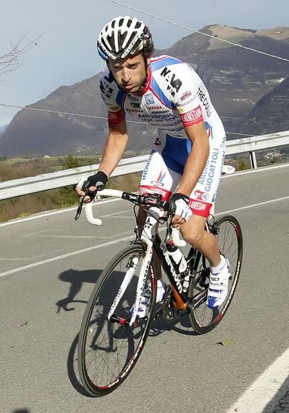Michele Scarponi (Androni Giocattoli) en route to victory in the prologue.